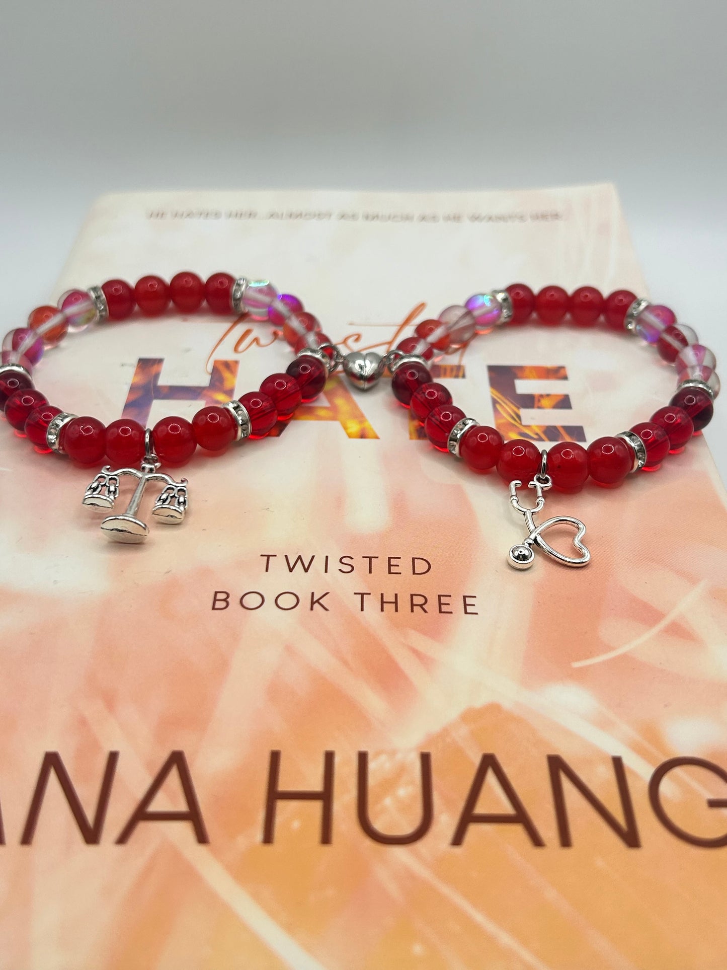 Pulseras de odio retorcidas