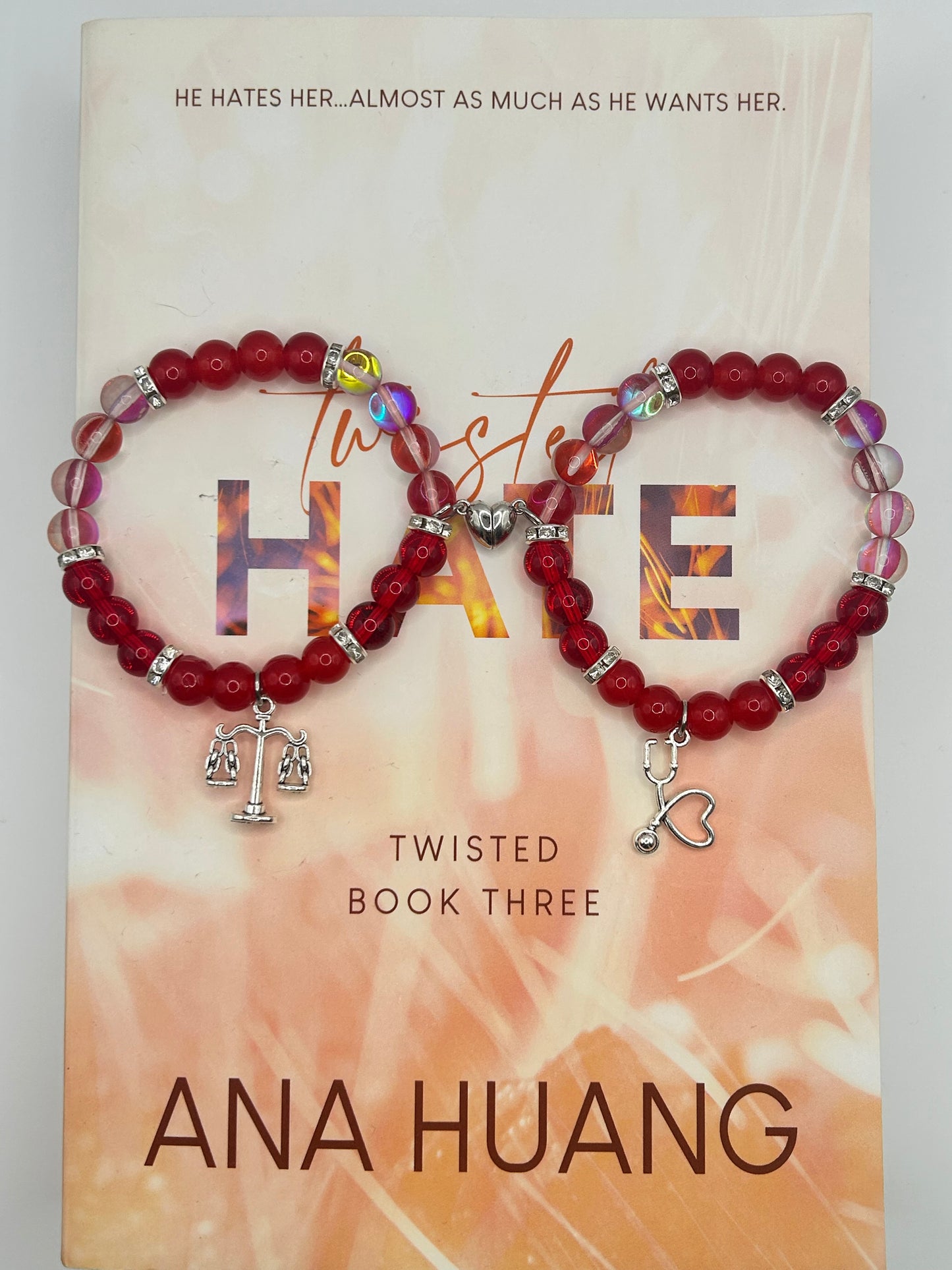 Pulseras de odio retorcidas