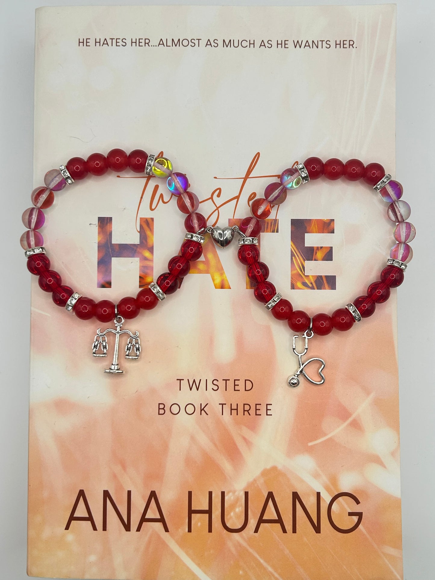 Pulseras de odio retorcidas