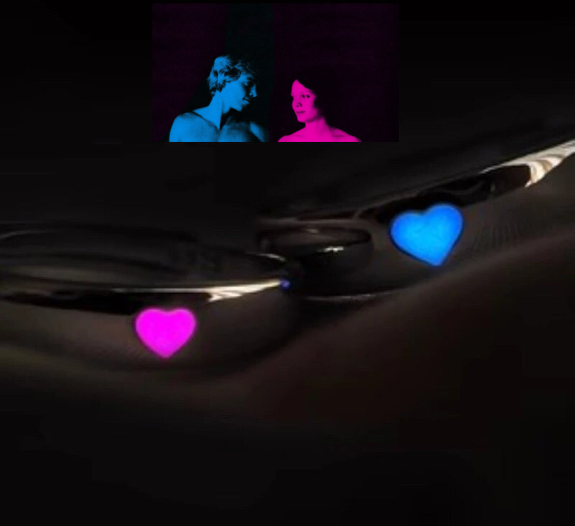 Anillos a juego de chica de televisión